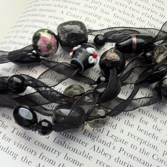 Elegant Black Beaded Bracelet - Picture 8 of 13